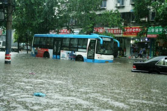 大雨下城市积水上的公交 大雨下城市积水上的公交