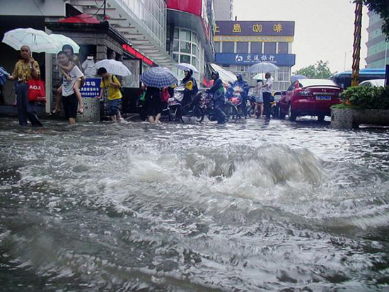 下水道排水不及时溢出地面 下水道排水不及时溢出地面
